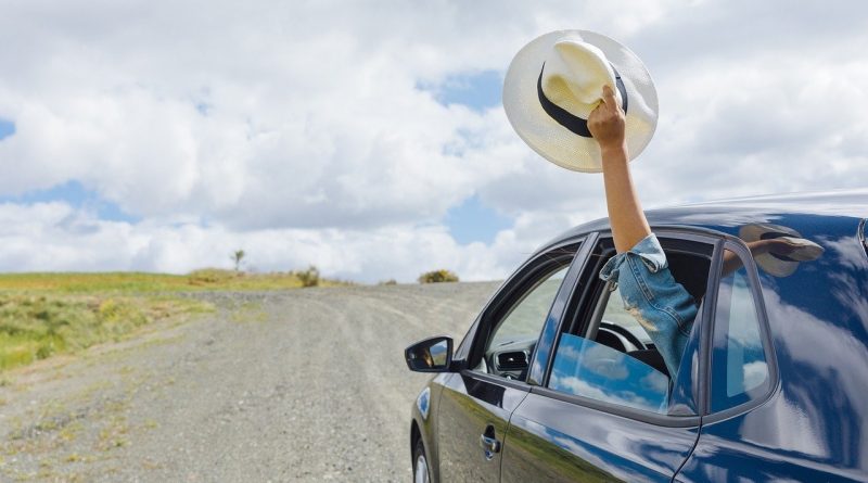 Essential Things to Keep In Your Car While Travelling