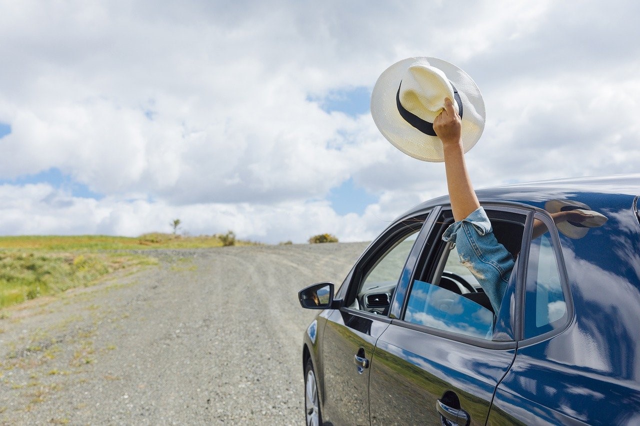 Essential Things to Keep In Your Car While Travelling